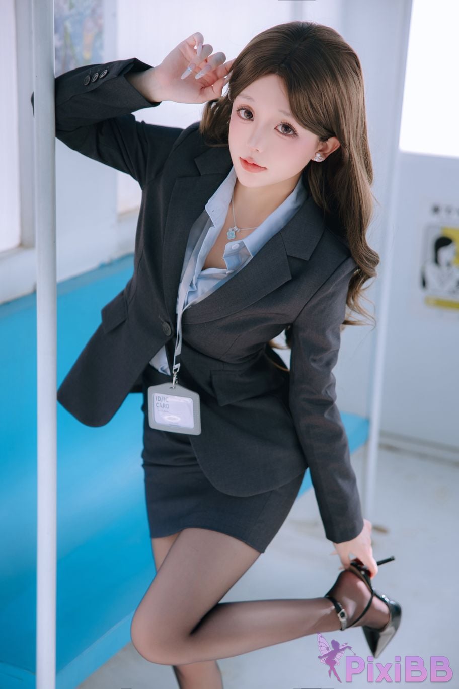 Cosplayer Hinajiao tram commuter PixiBB.COM 007