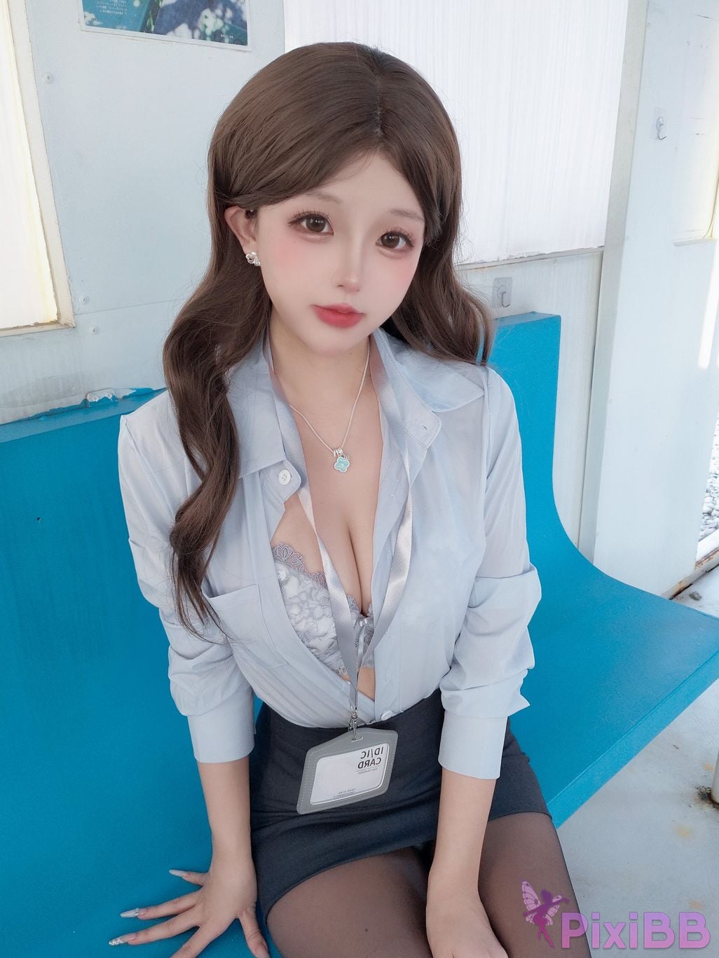 Cosplayer Hinajiao tram commuter PixiBB.COM 213