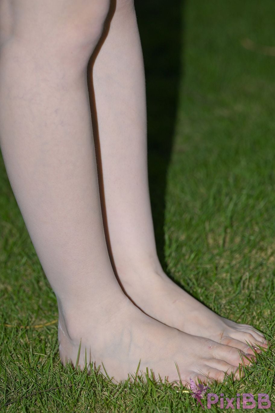 Featured Street Photography Works No.5780 S The bare feet of a classy car model PixiBB.COM 020