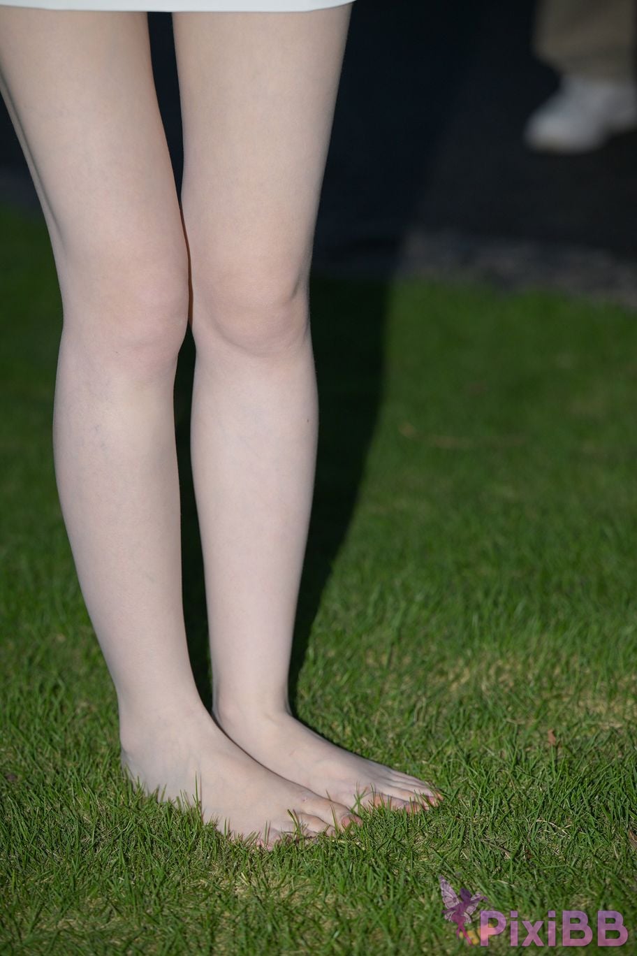 Featured Street Photography Works No.5780 S The bare feet of a classy car model PixiBB.COM 034