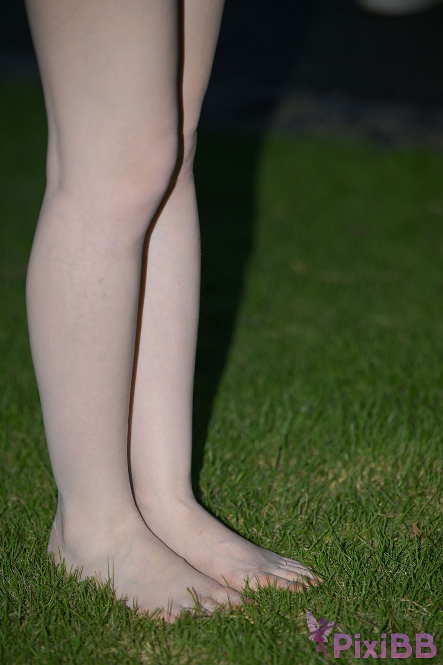 Featured Street Photography Works No.5780 S The bare feet of a classy car model PixiBB.COM 036