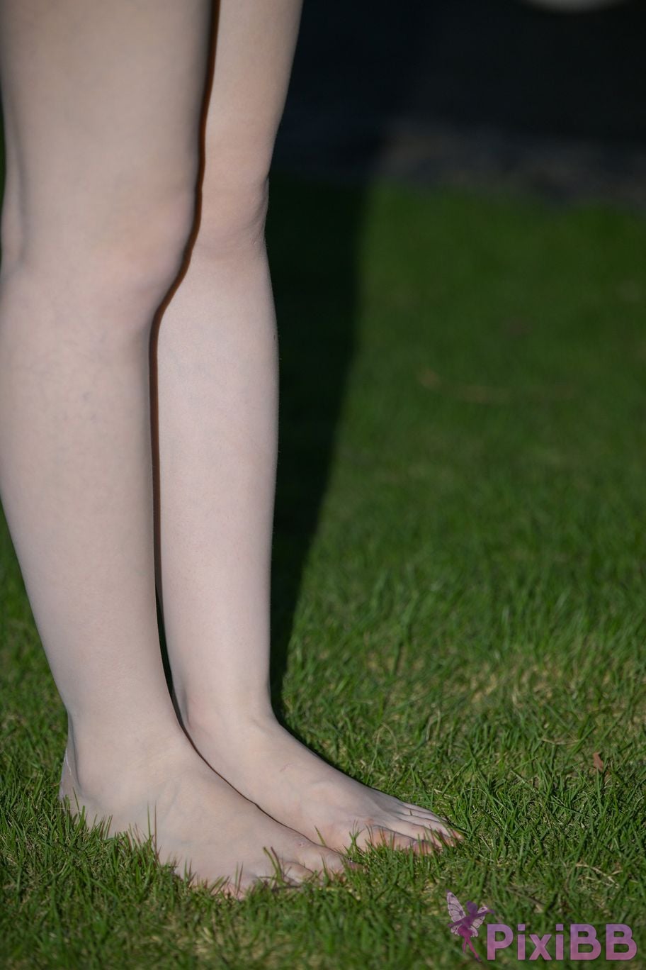 Featured Street Photography Works No.5780 S The bare feet of a classy car model PixiBB.COM 037