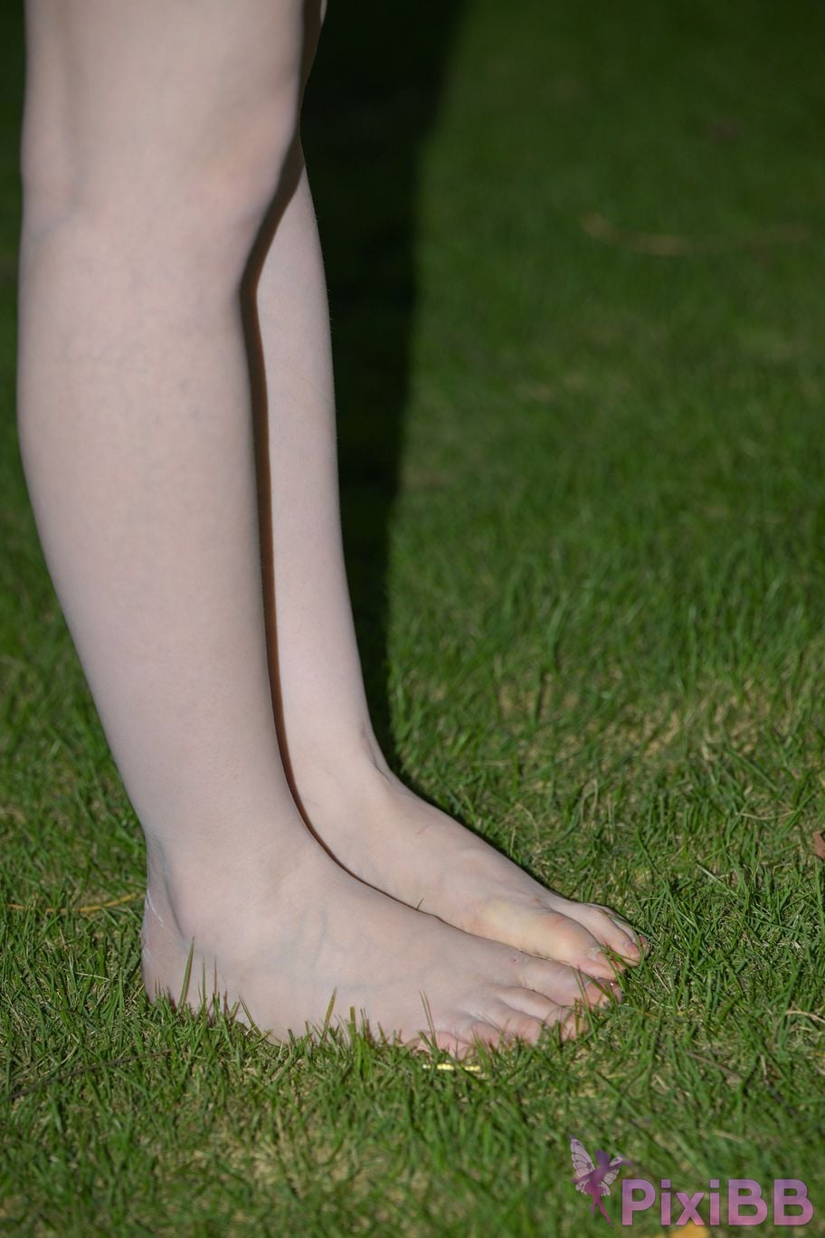 Featured Street Photography Works No.5780 S The bare feet of a classy car model PixiBB.COM 045