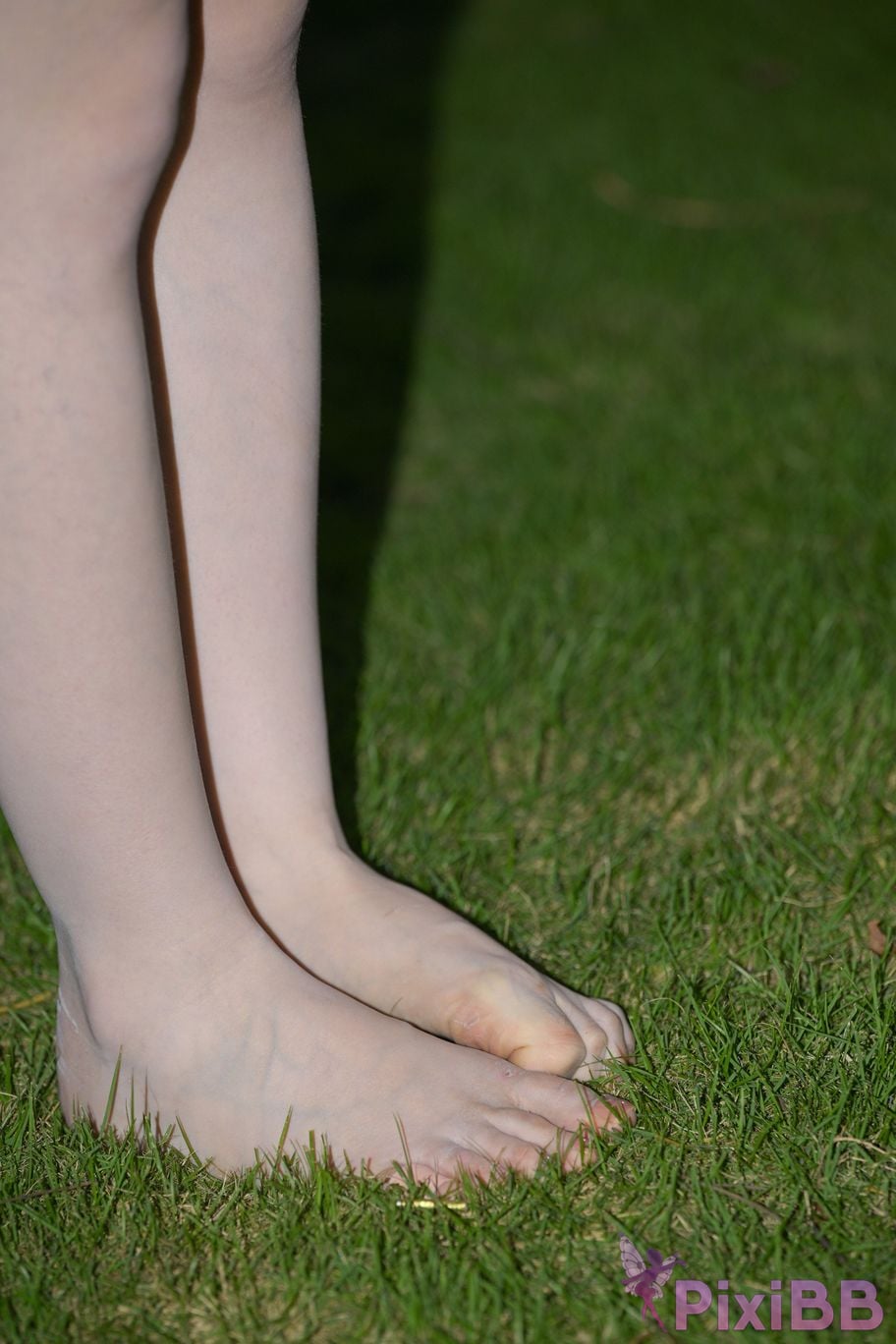 Featured Street Photography Works No.5780 S The bare feet of a classy car model PixiBB.COM 046