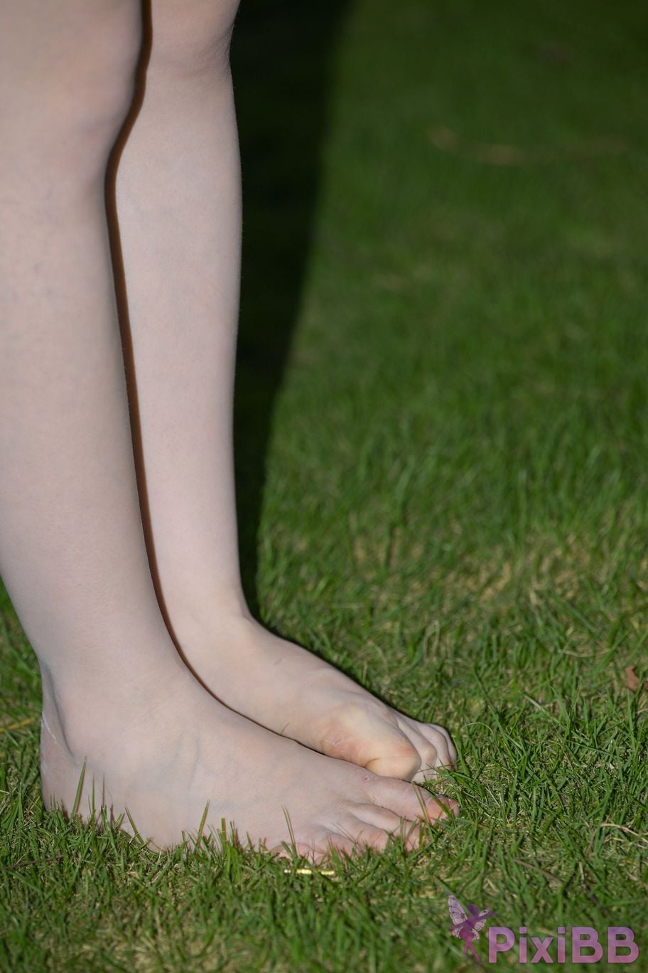 Featured Street Photography Works No.5780 S The bare feet of a classy car model PixiBB.COM 047