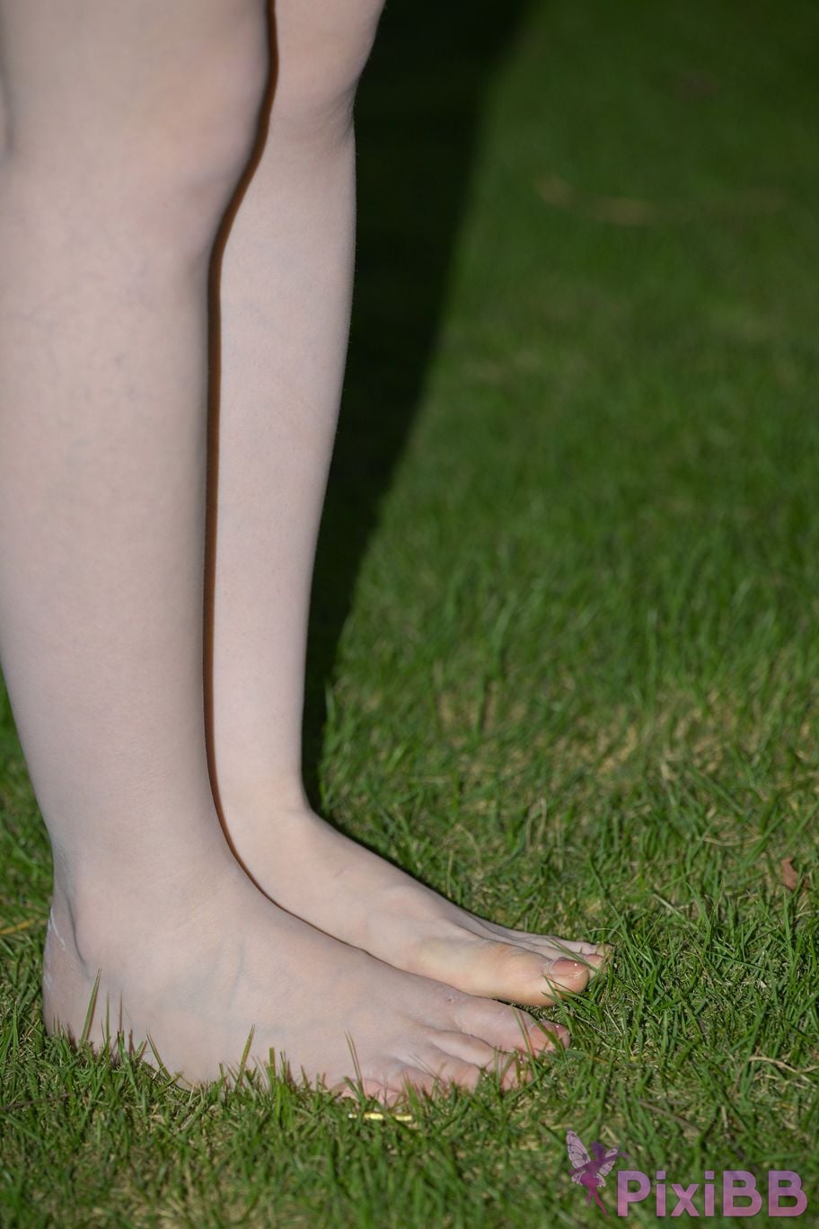 Featured Street Photography Works No.5780 S The bare feet of a classy car model PixiBB.COM 048