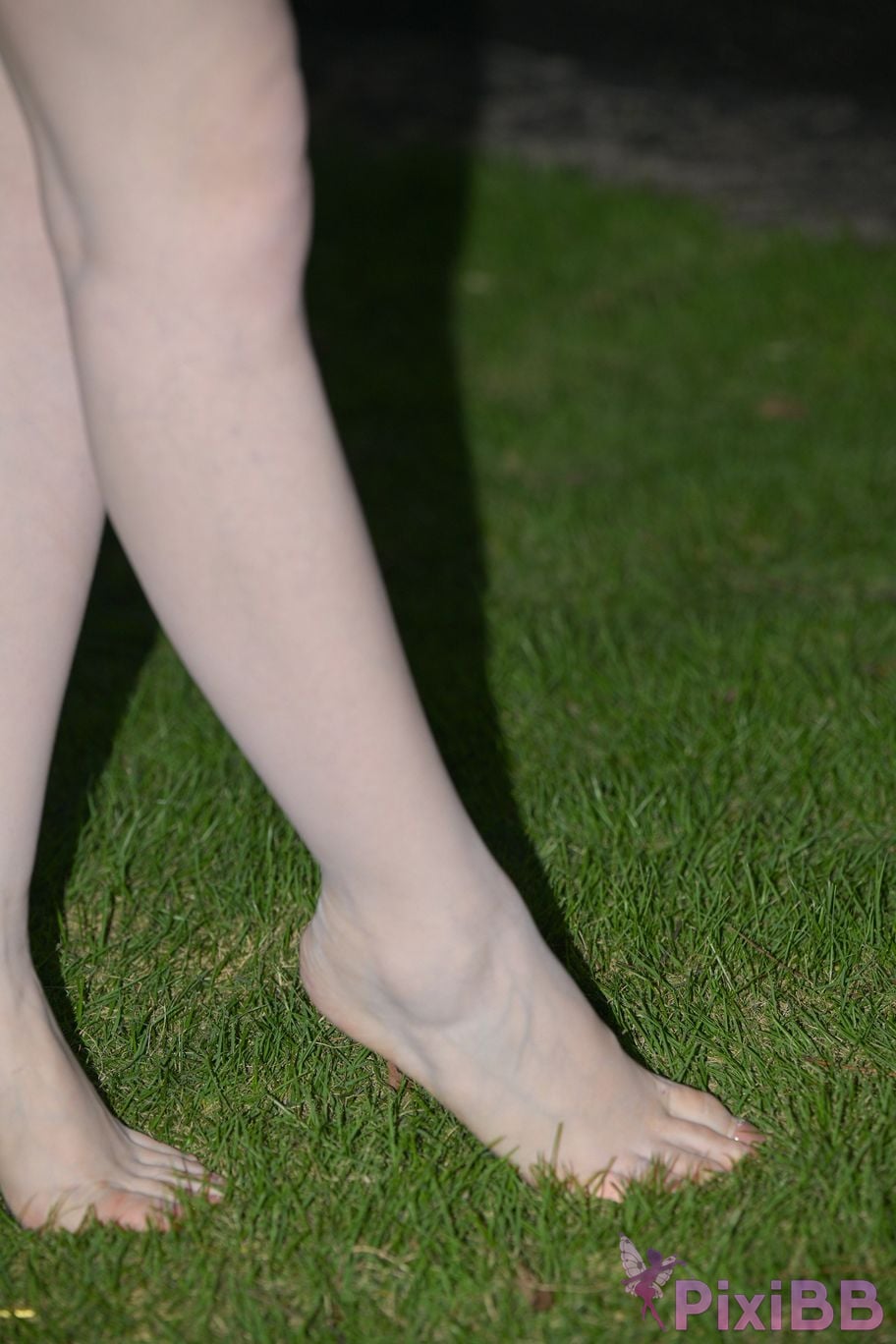 Featured Street Photography Works No.5780 S The bare feet of a classy car model PixiBB.COM 050