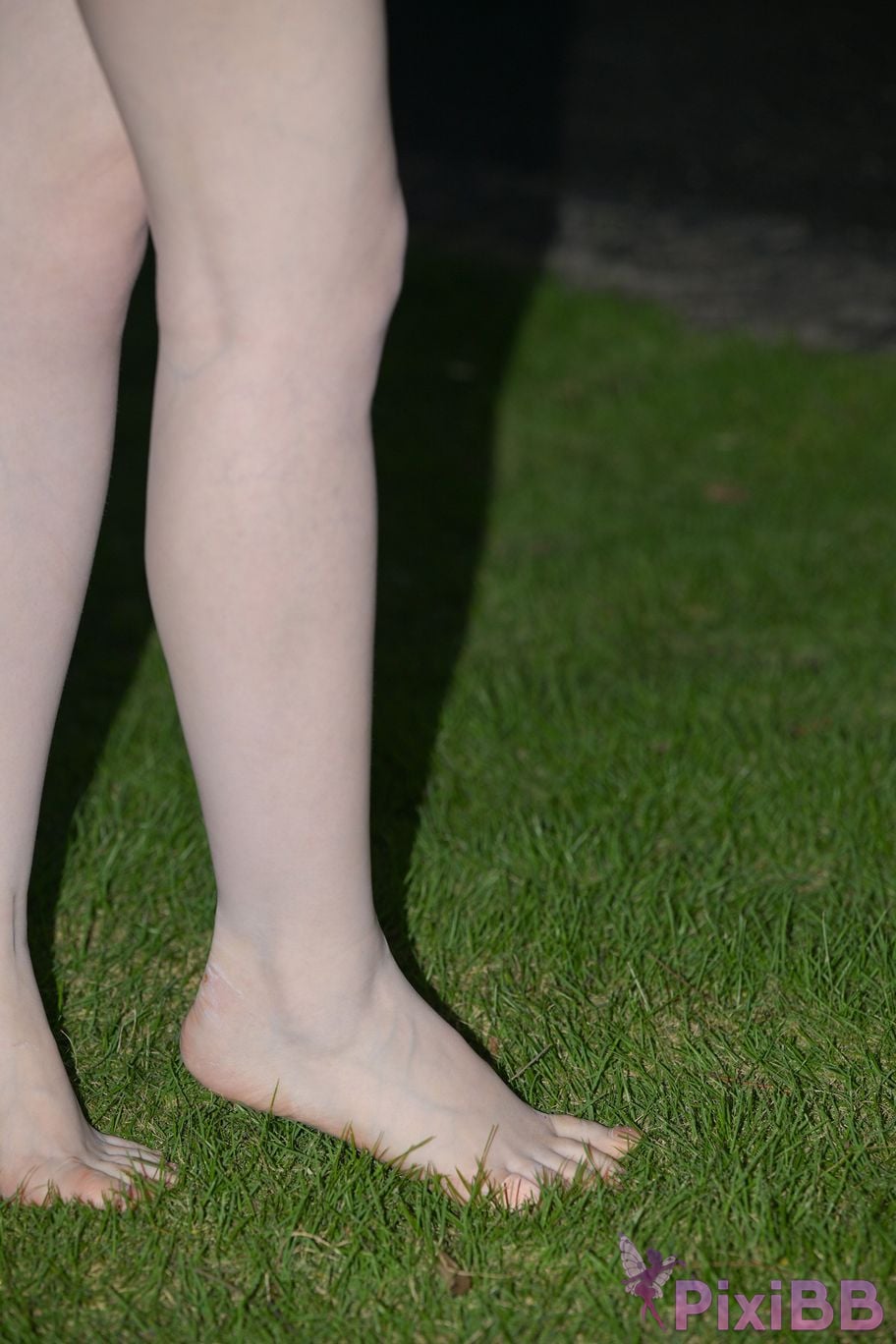 Featured Street Photography Works No.5780 S The bare feet of a classy car model PixiBB.COM 053