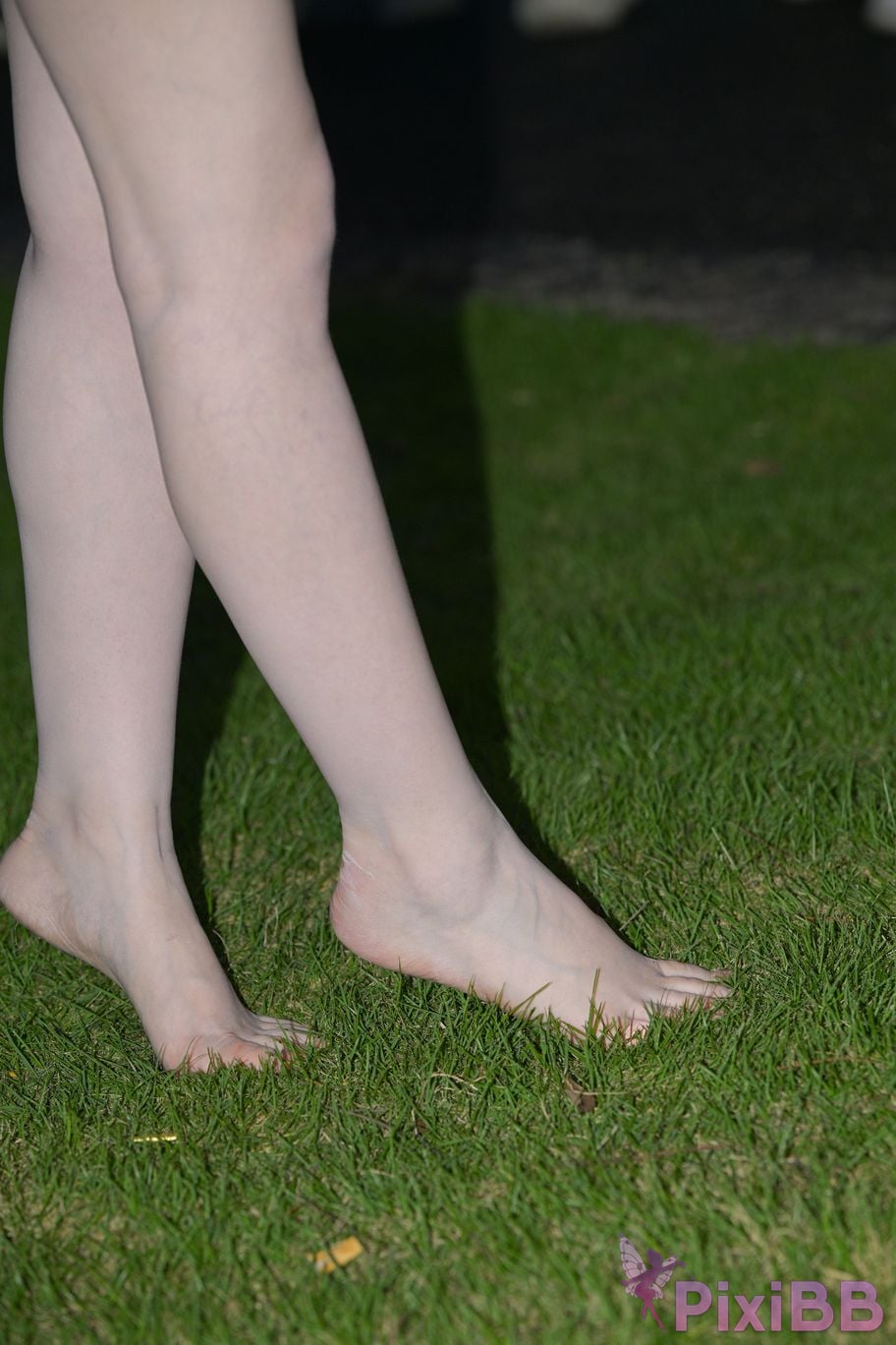 Featured Street Photography Works No.5780 S The bare feet of a classy car model PixiBB.COM 054