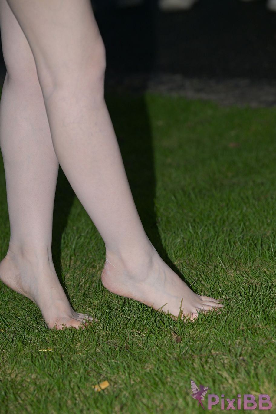 Featured Street Photography Works No.5780 S The bare feet of a classy car model PixiBB.COM 055