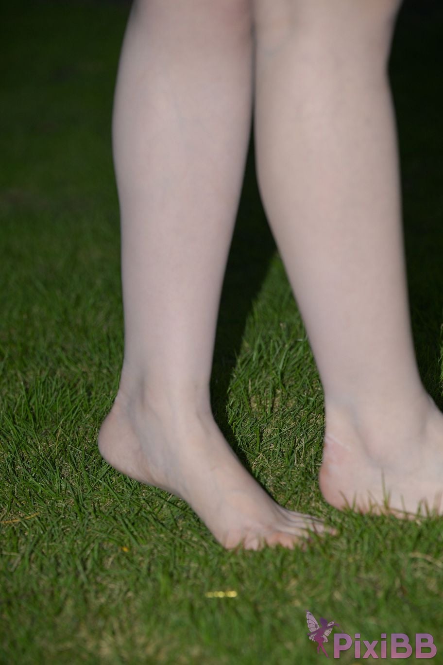 Featured Street Photography Works No.5780 S The bare feet of a classy car model PixiBB.COM 059