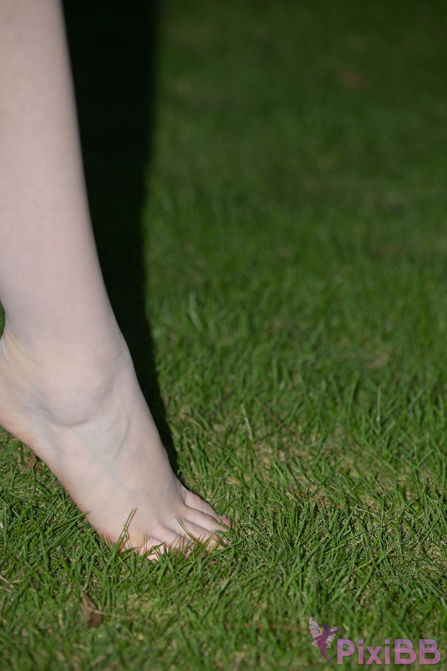 Featured Street Photography Works No.5780 S The bare feet of a classy car model PixiBB.COM 066