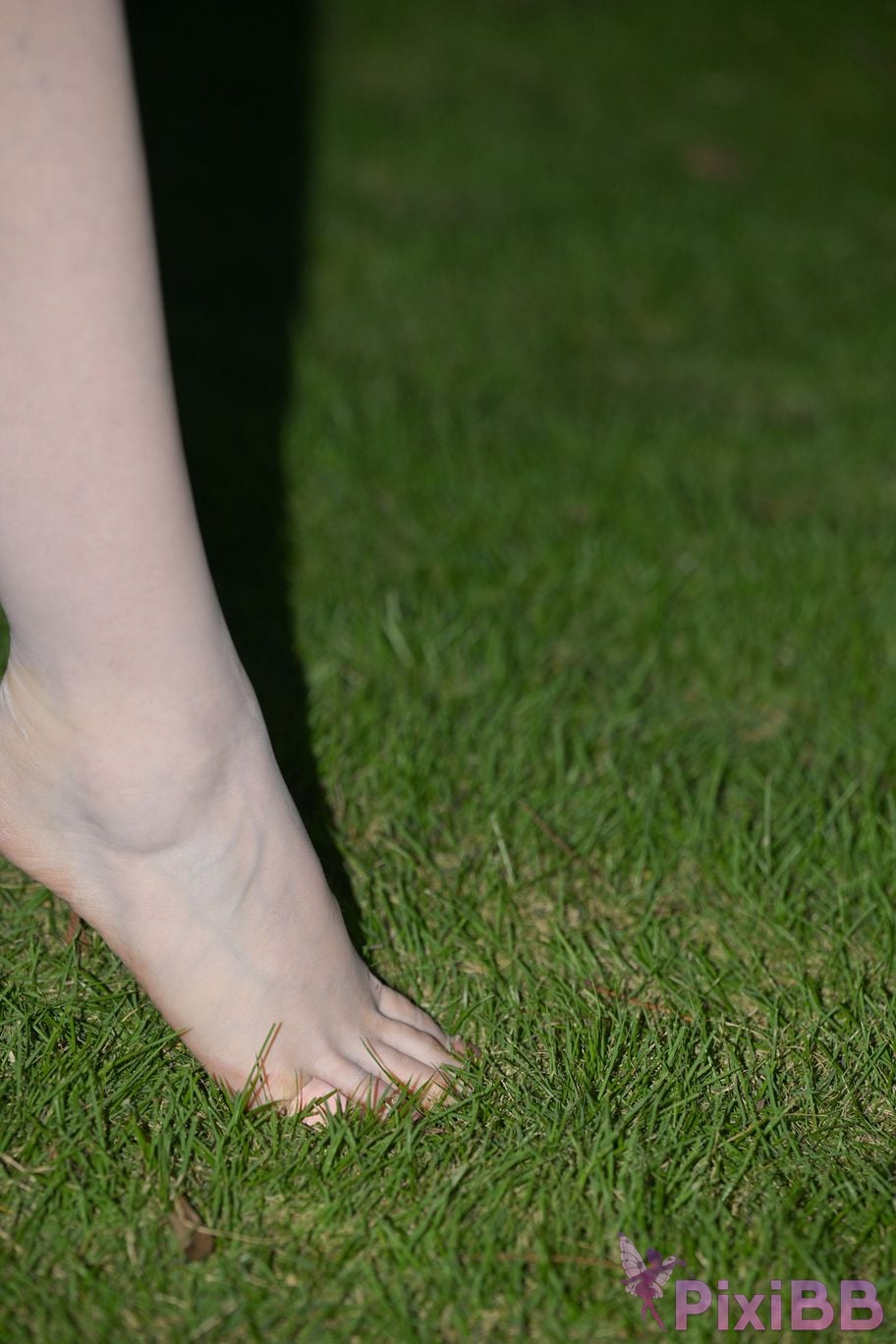 Featured Street Photography Works No.5780 S The bare feet of a classy car model PixiBB.COM 067