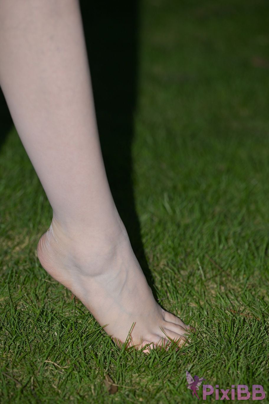 Featured Street Photography Works No.5780 S The bare feet of a classy car model PixiBB.COM 069