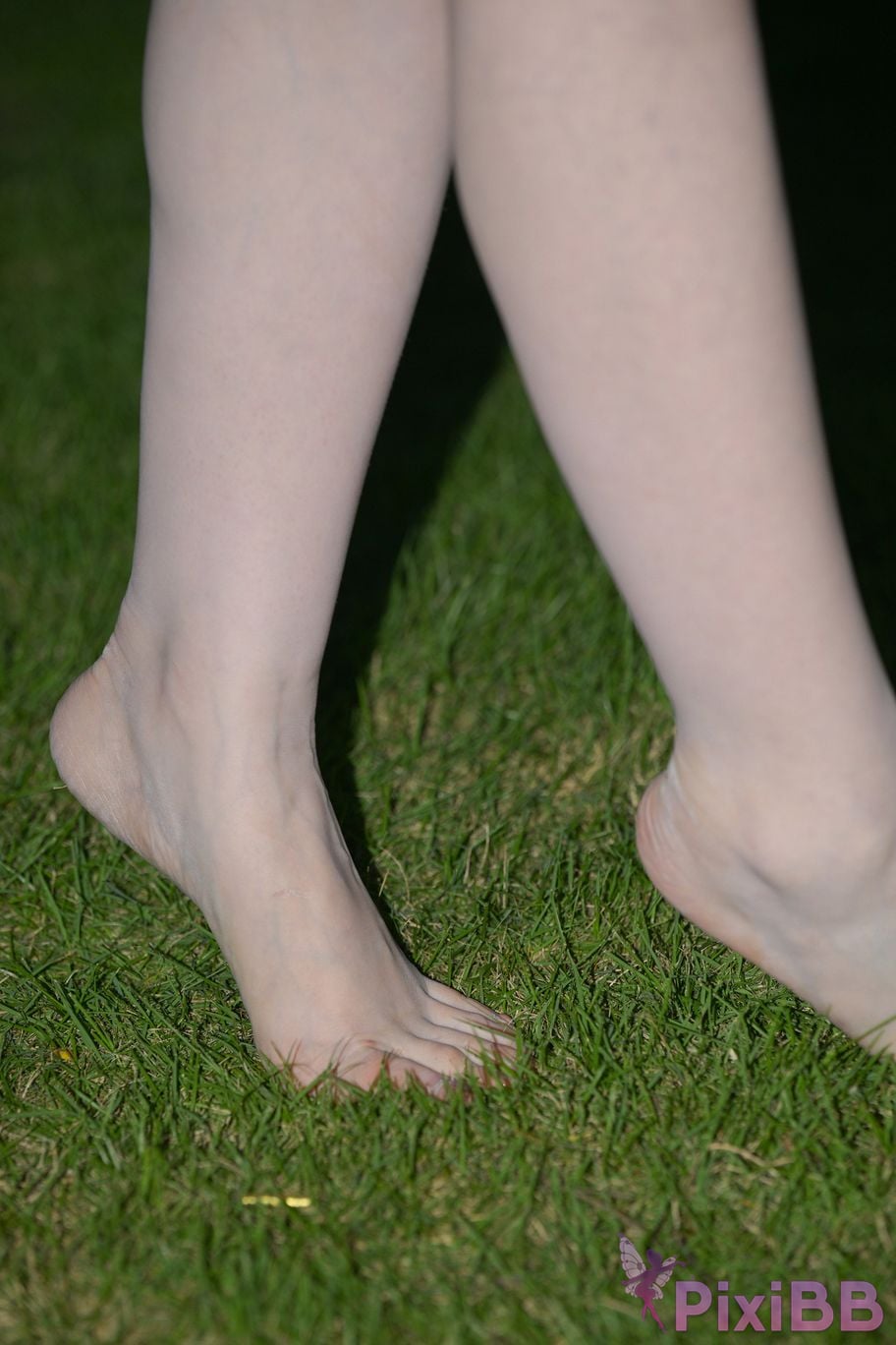 Featured Street Photography Works No.5780 S The bare feet of a classy car model PixiBB.COM 070