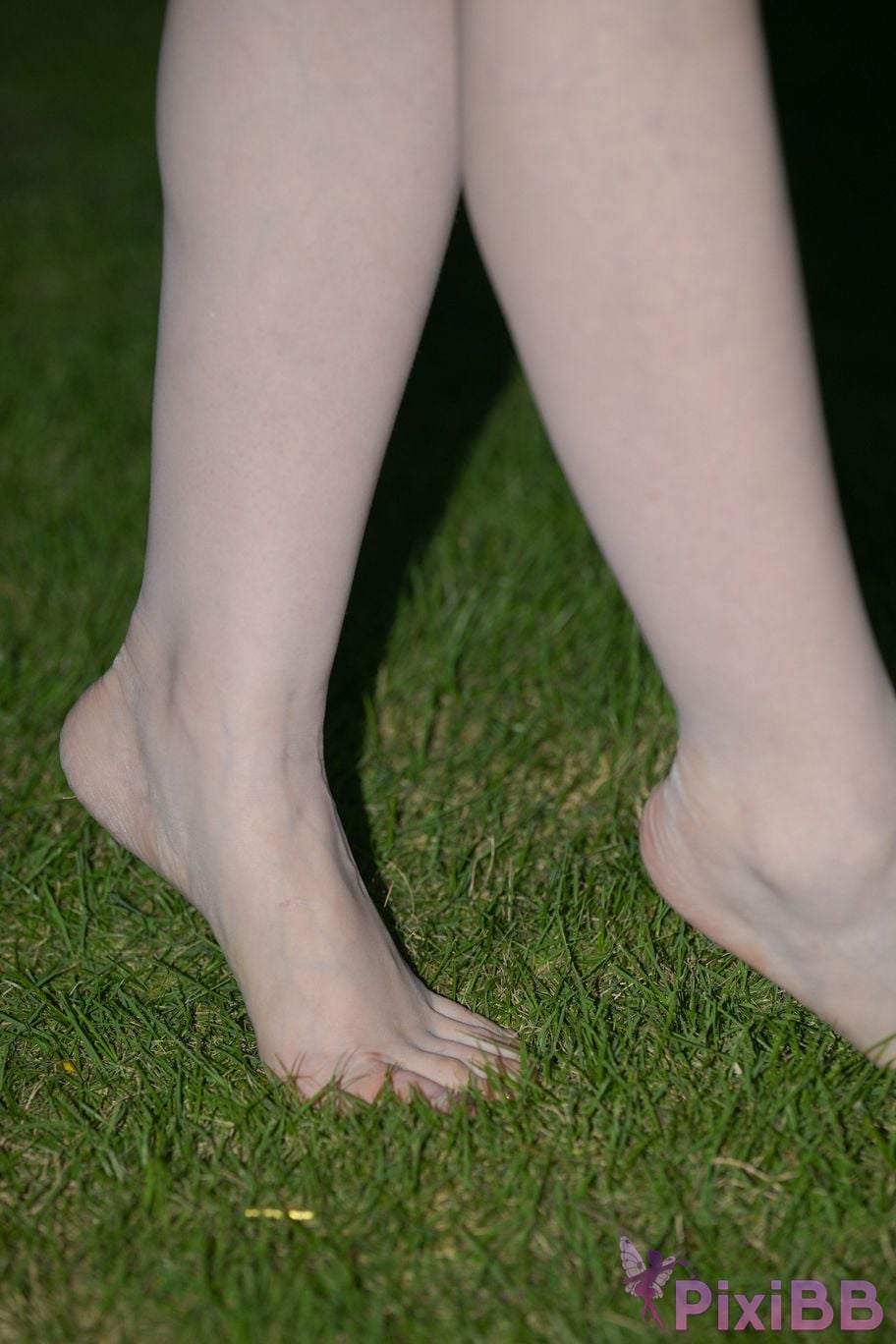 Featured Street Photography Works No.5780 S The bare feet of a classy car model PixiBB.COM 071