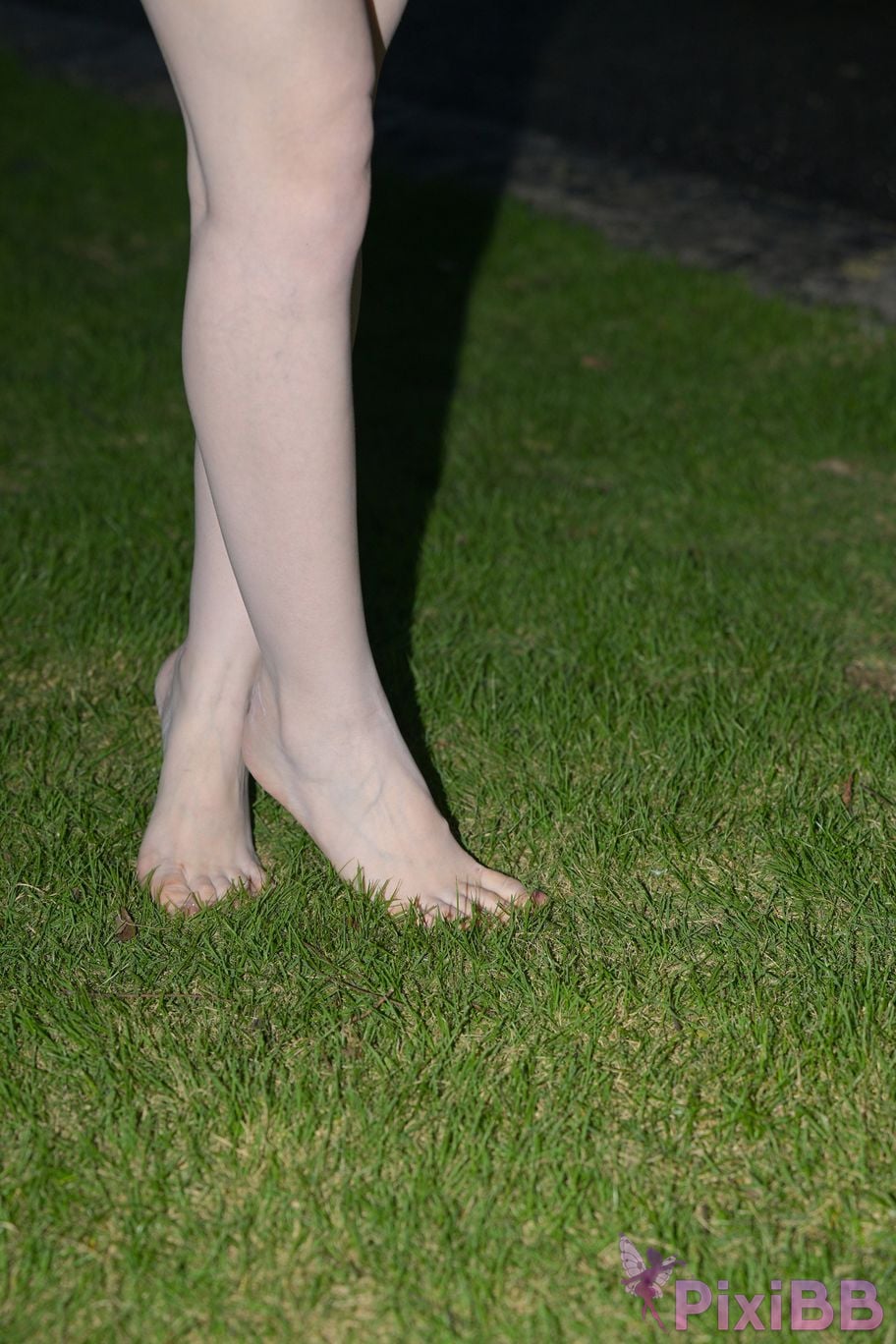 Featured Street Photography Works No.5780 S The bare feet of a classy car model PixiBB.COM 076