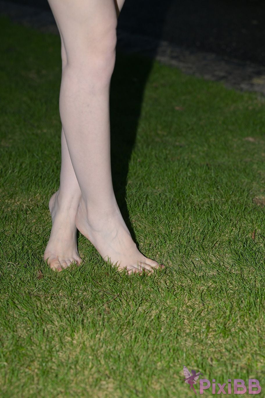 Featured Street Photography Works No.5780 S The bare feet of a classy car model PixiBB.COM 077
