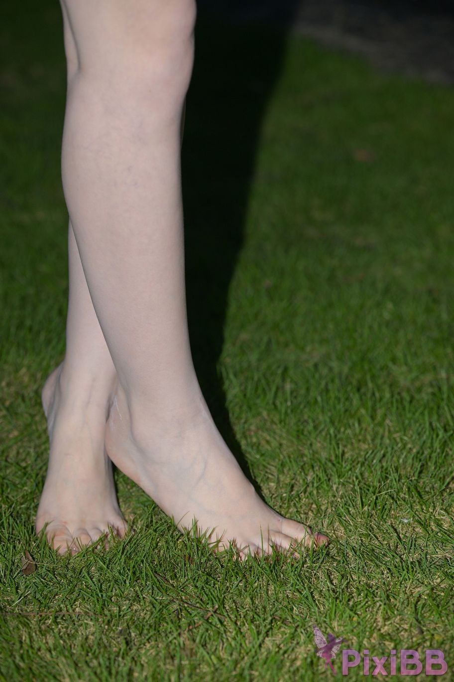 Featured Street Photography Works No.5780 S The bare feet of a classy car model PixiBB.COM 078