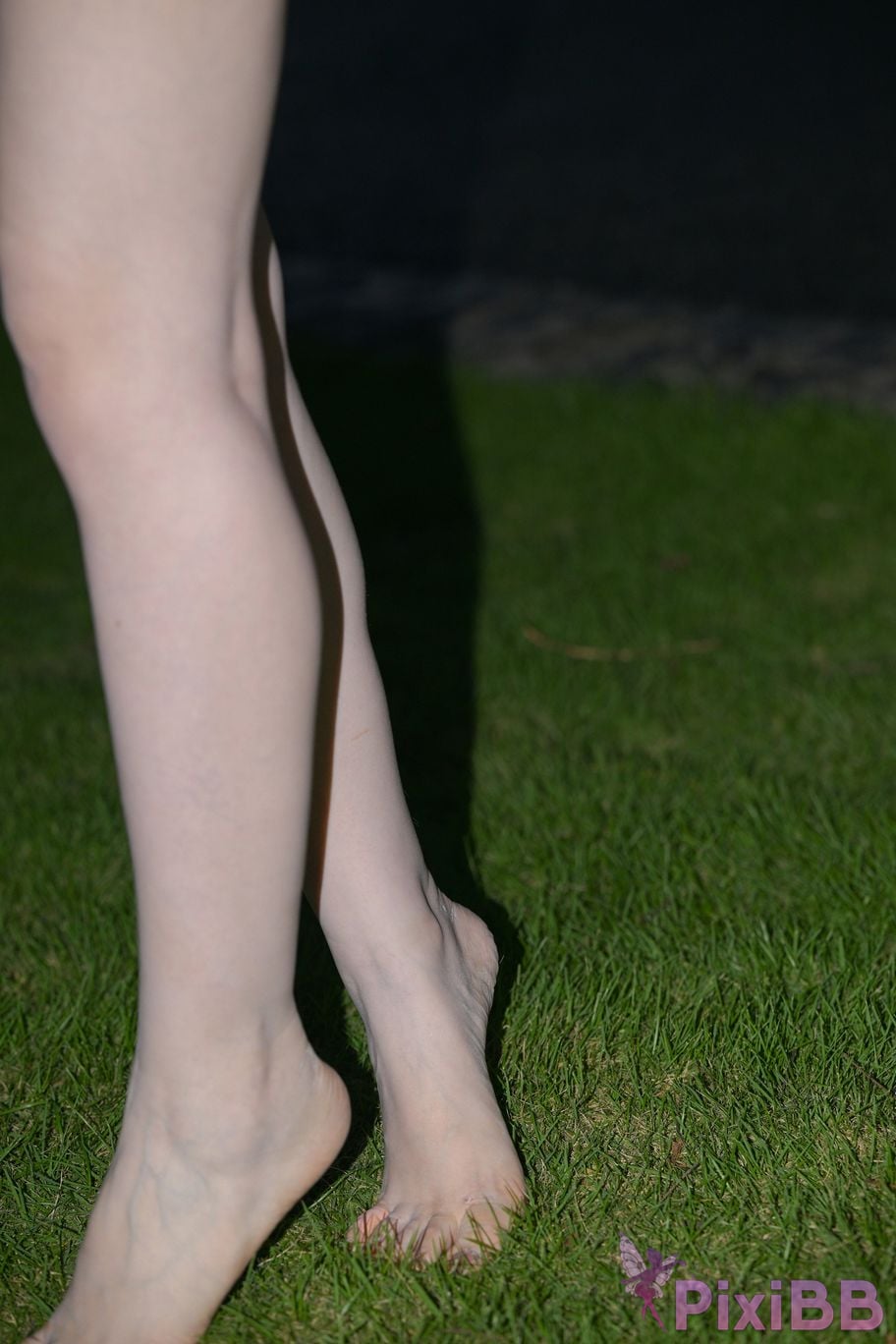 Featured Street Photography Works No.5780 S The bare feet of a classy car model PixiBB.COM 097
