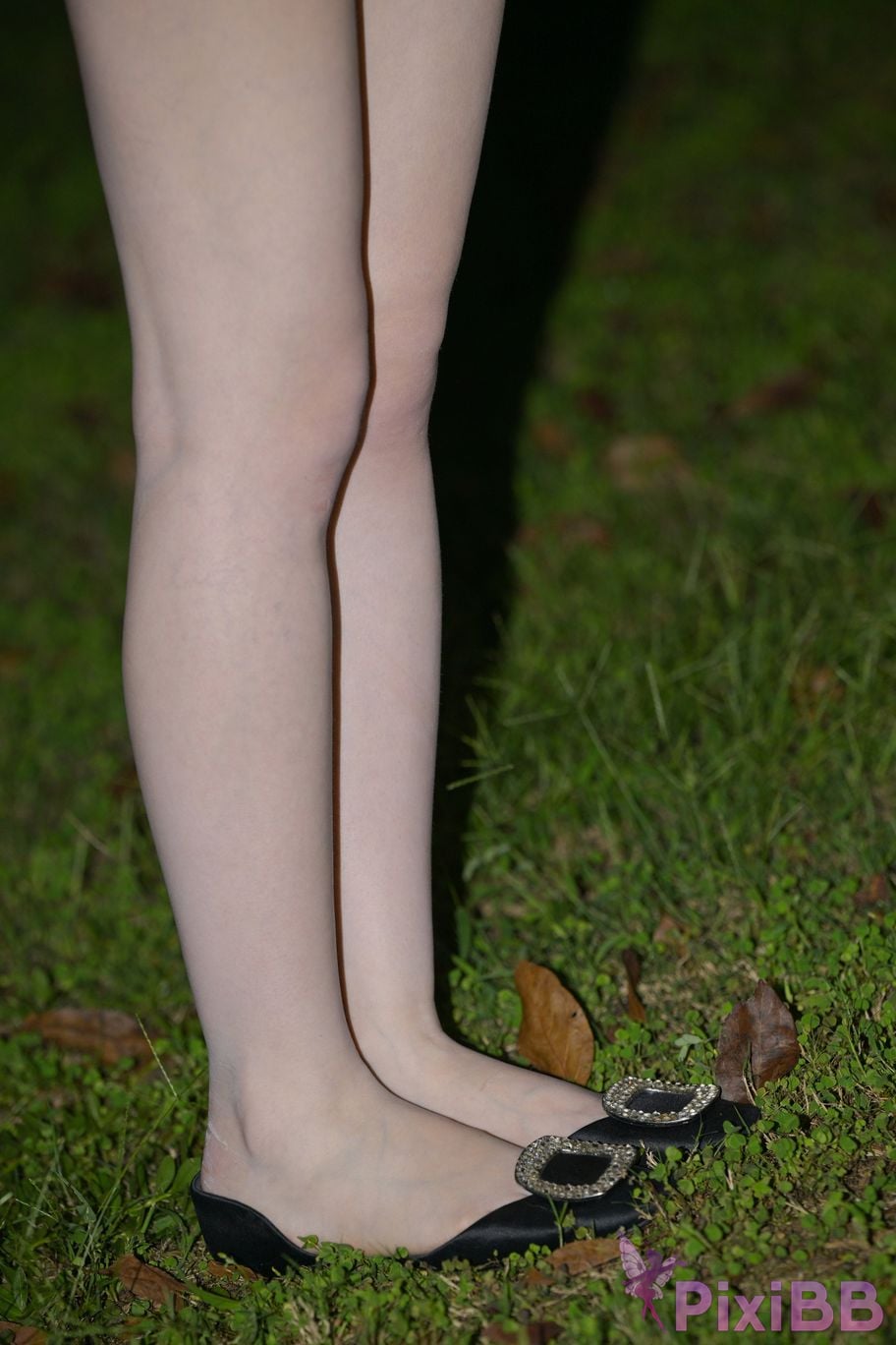 Featured Street Photography Works No.5780 S The bare feet of a classy car model PixiBB.COM 147