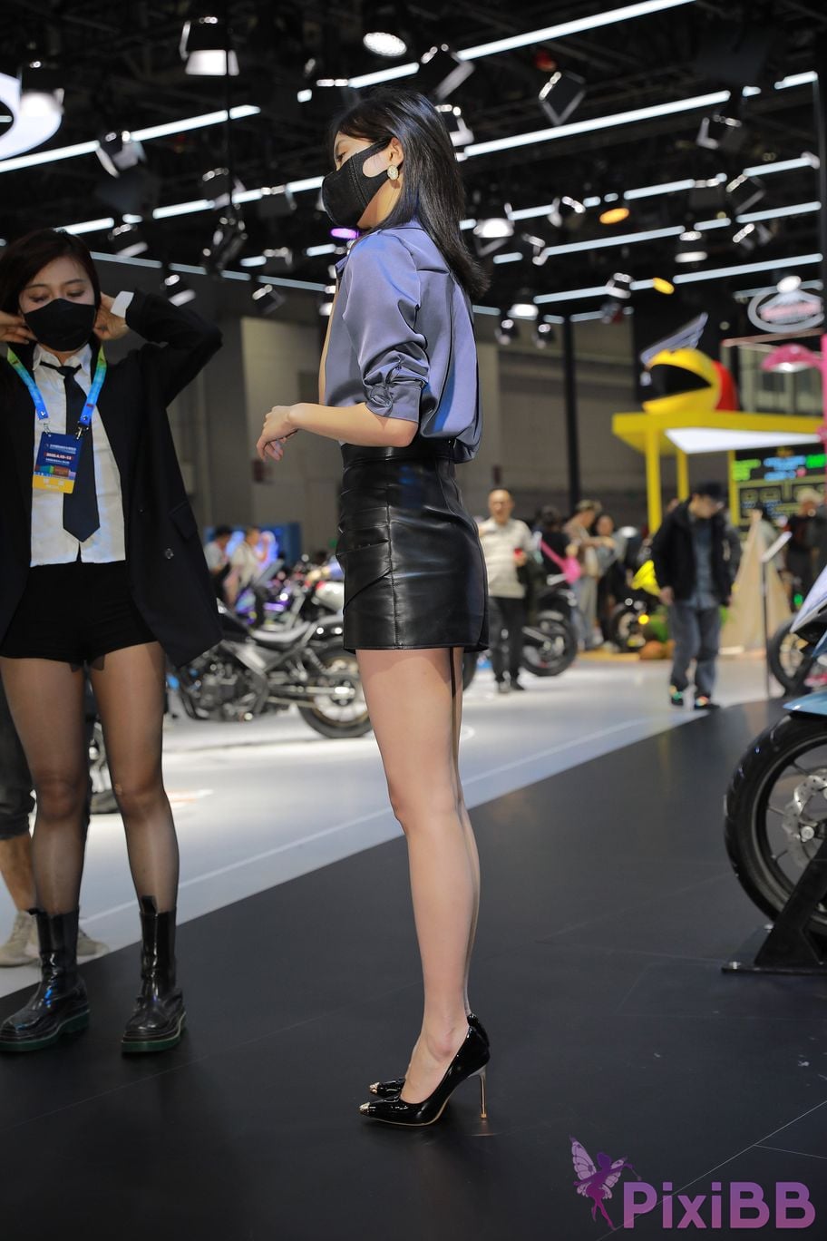 Featured Street Photography Works No.5785 Leather skirt with long legs and high heels PixiBB.COM 050