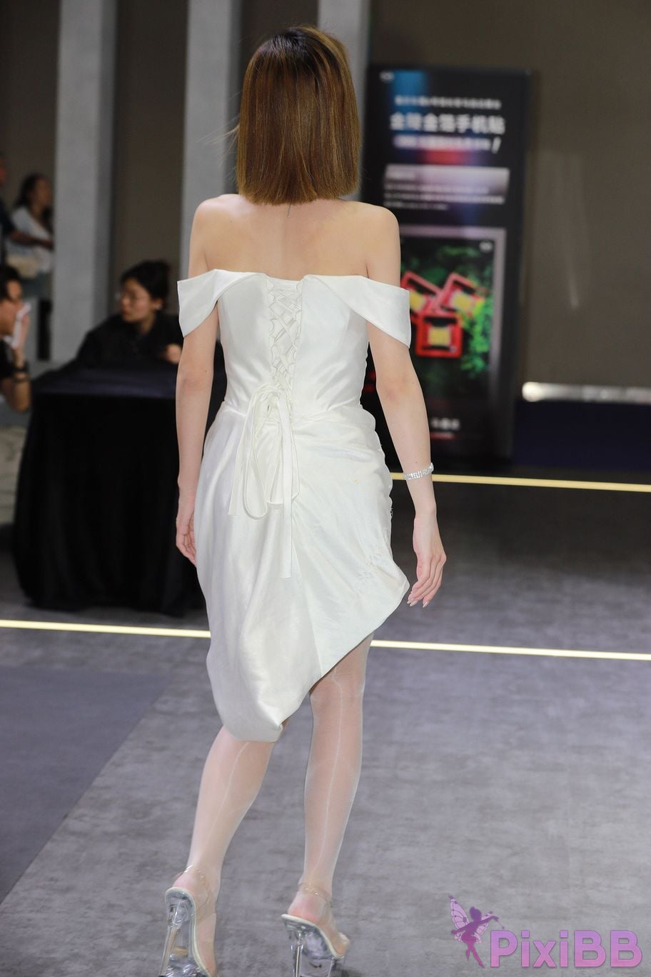 Featured Street Photography Works No.5789 Oil silk white skirt Yiyi sauce PixiBB.COM 175