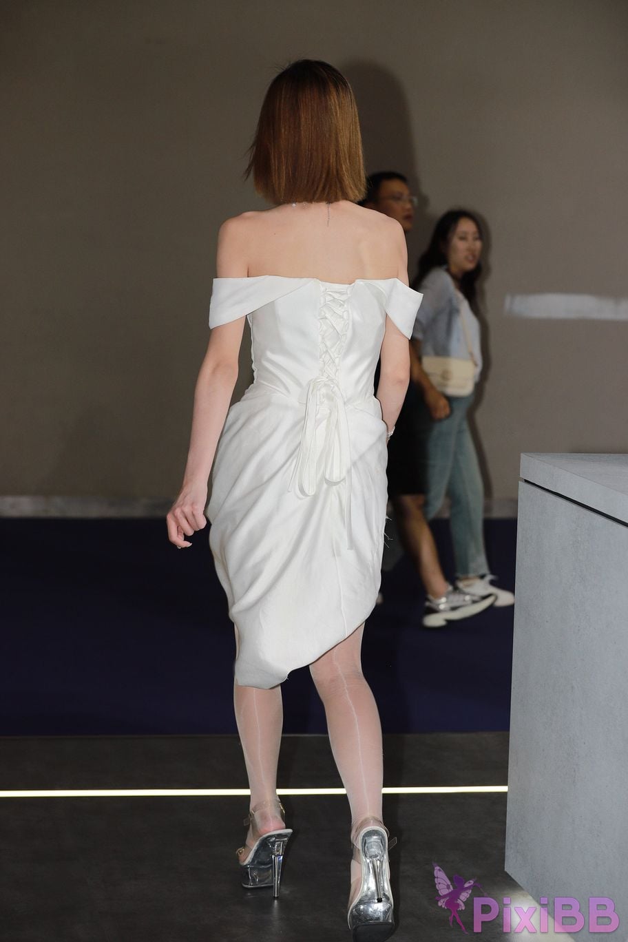 Featured Street Photography Works No.5789 Oil silk white skirt Yiyi sauce PixiBB.COM 185