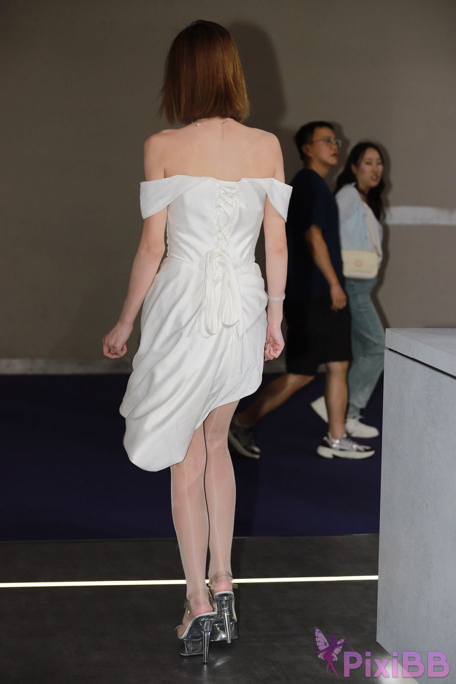 Featured Street Photography Works No.5789 Oil silk white skirt Yiyi sauce PixiBB.COM 186