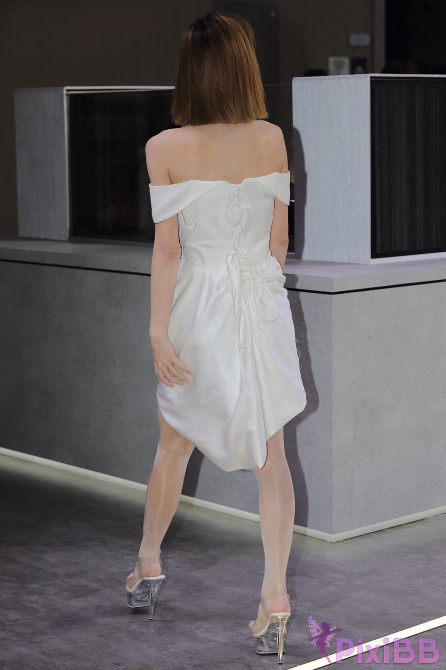 Featured Street Photography Works No.5789 Oil silk white skirt Yiyi sauce PixiBB.COM 240