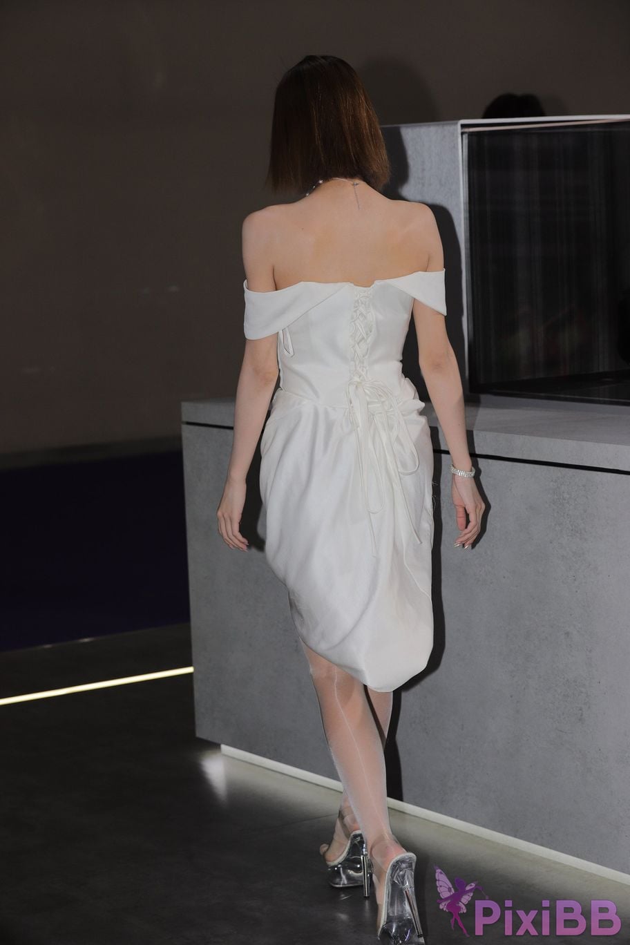 Featured Street Photography Works No.5789 Oil silk white skirt Yiyi sauce PixiBB.COM 245
