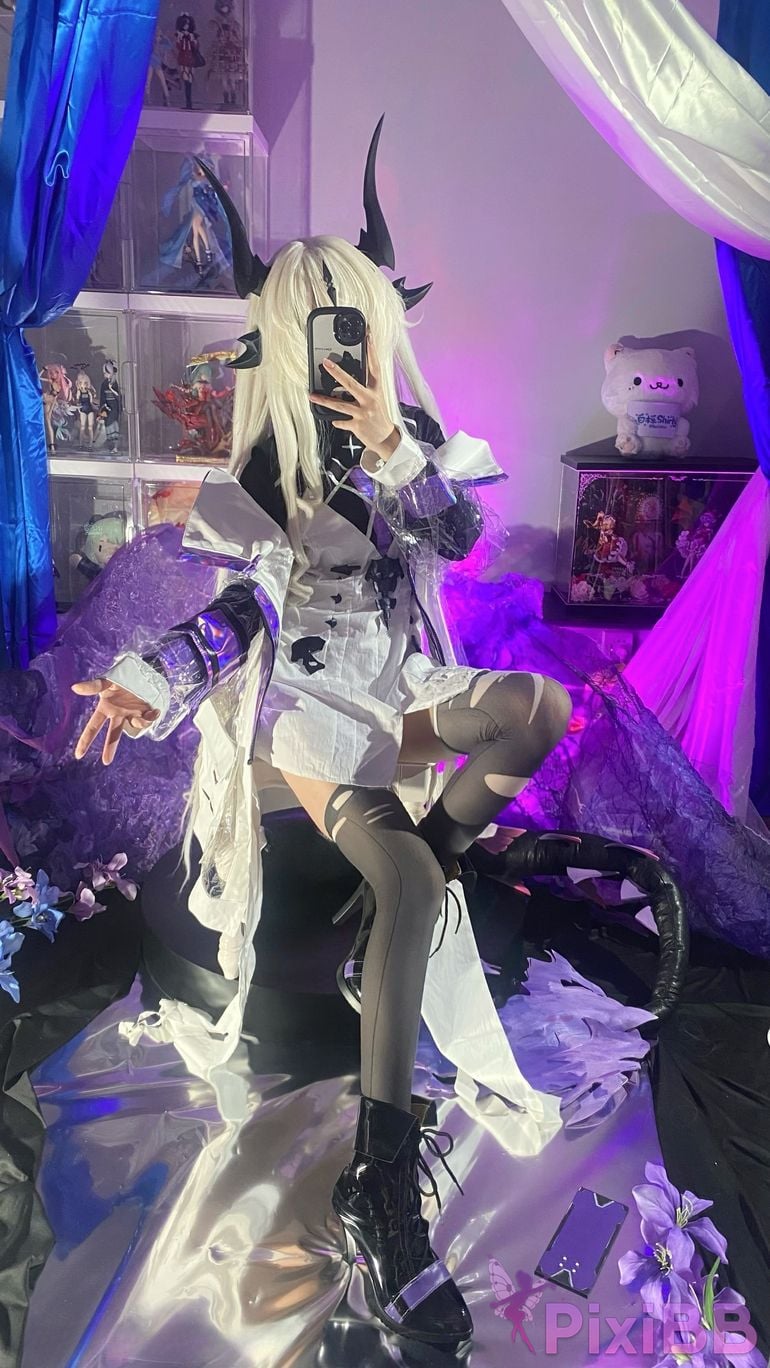 Cosplayer white oak Shirly Arknights death glow Abrana PixiBB.COM 045
