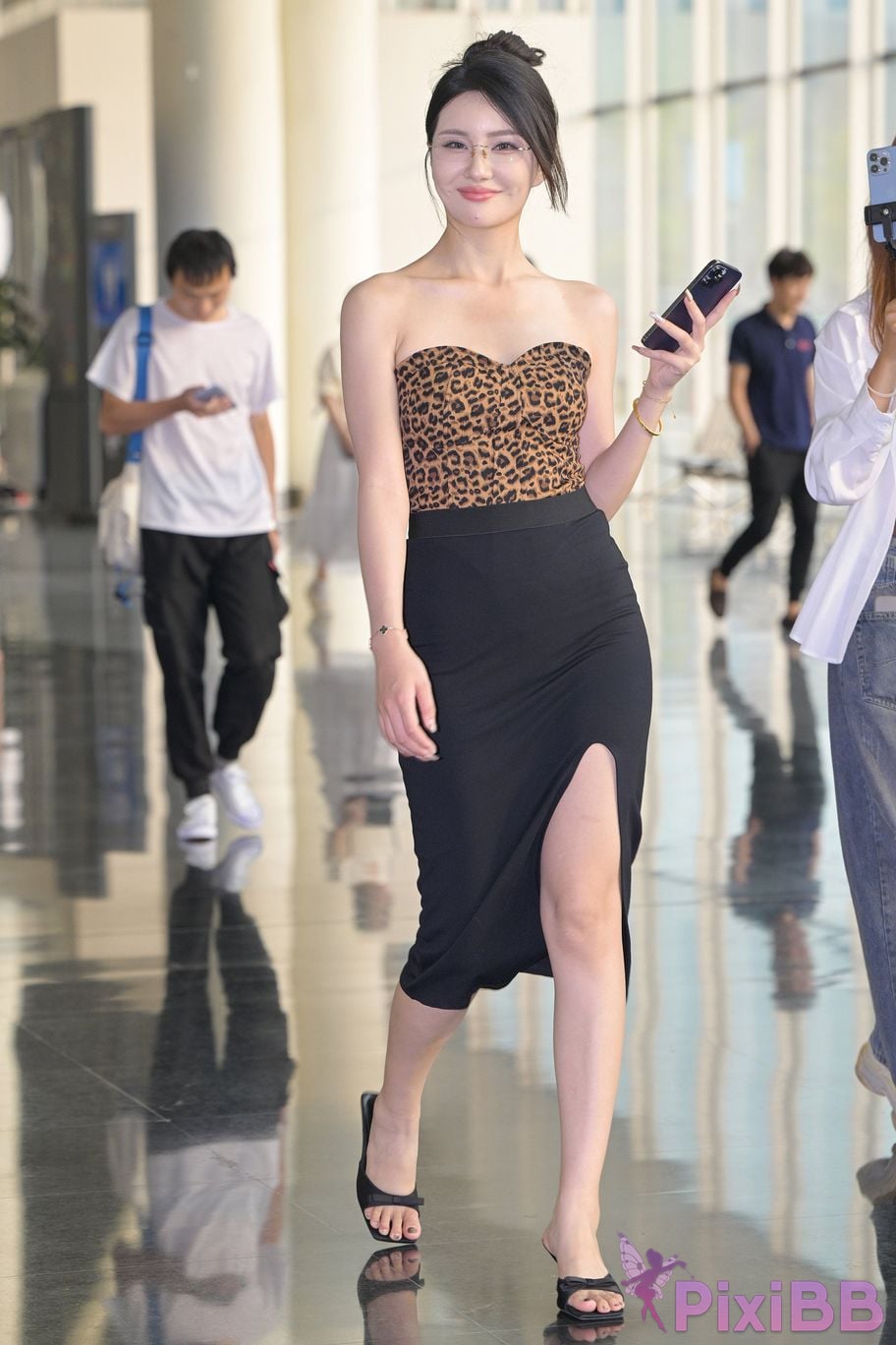 Featured Street Photography Works No.5800 Leopard print beautiful legs queen PixiBB.COM 001