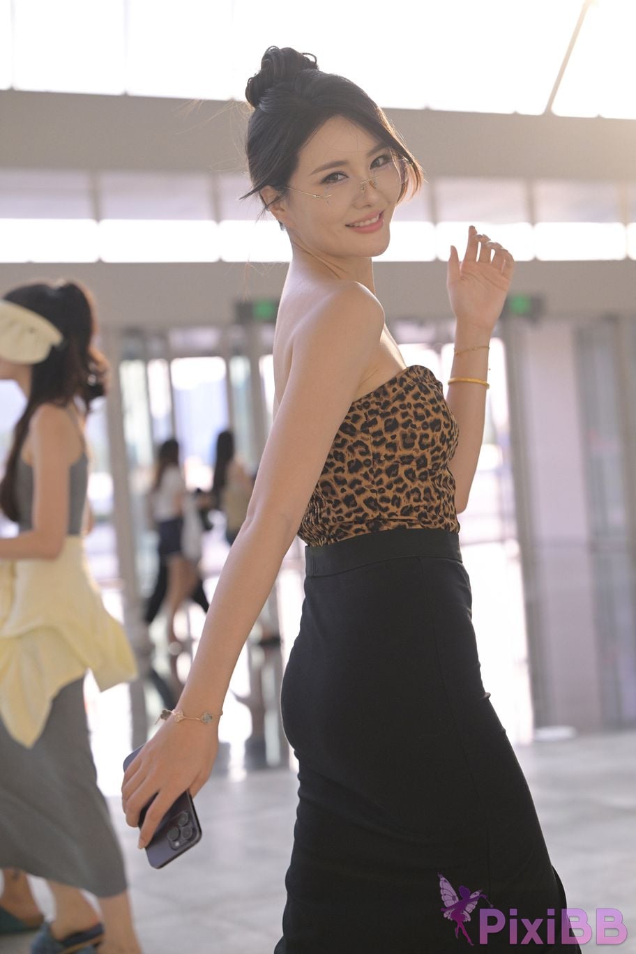 Featured Street Photography Works No.5800 Leopard print beautiful legs queen PixiBB.COM 095