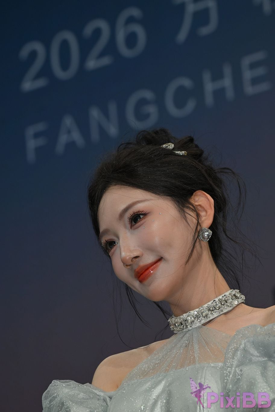 Featured Street Photography Works No.5814 Stunning beauty with looks PixiBB.COM 216