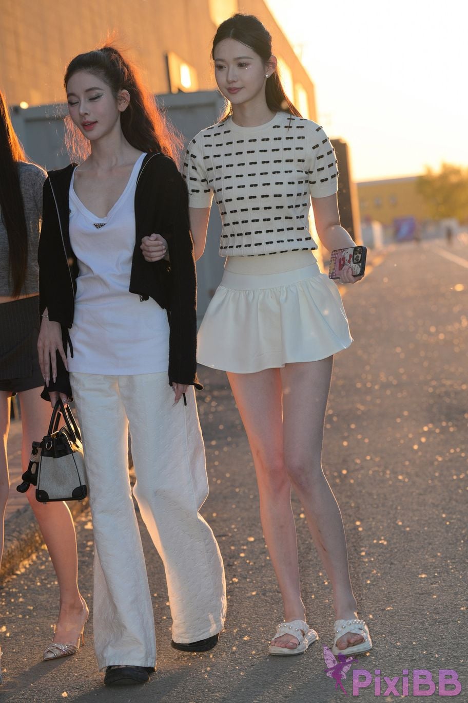 Featured Street Photography Works No.5810 Sweet Sisters Extra Long Legs PixiBB.COM 004