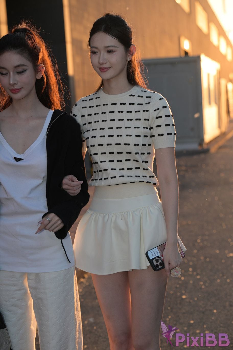 Featured Street Photography Works No.5810 Sweet Sisters Extra Long Legs PixiBB.COM 006