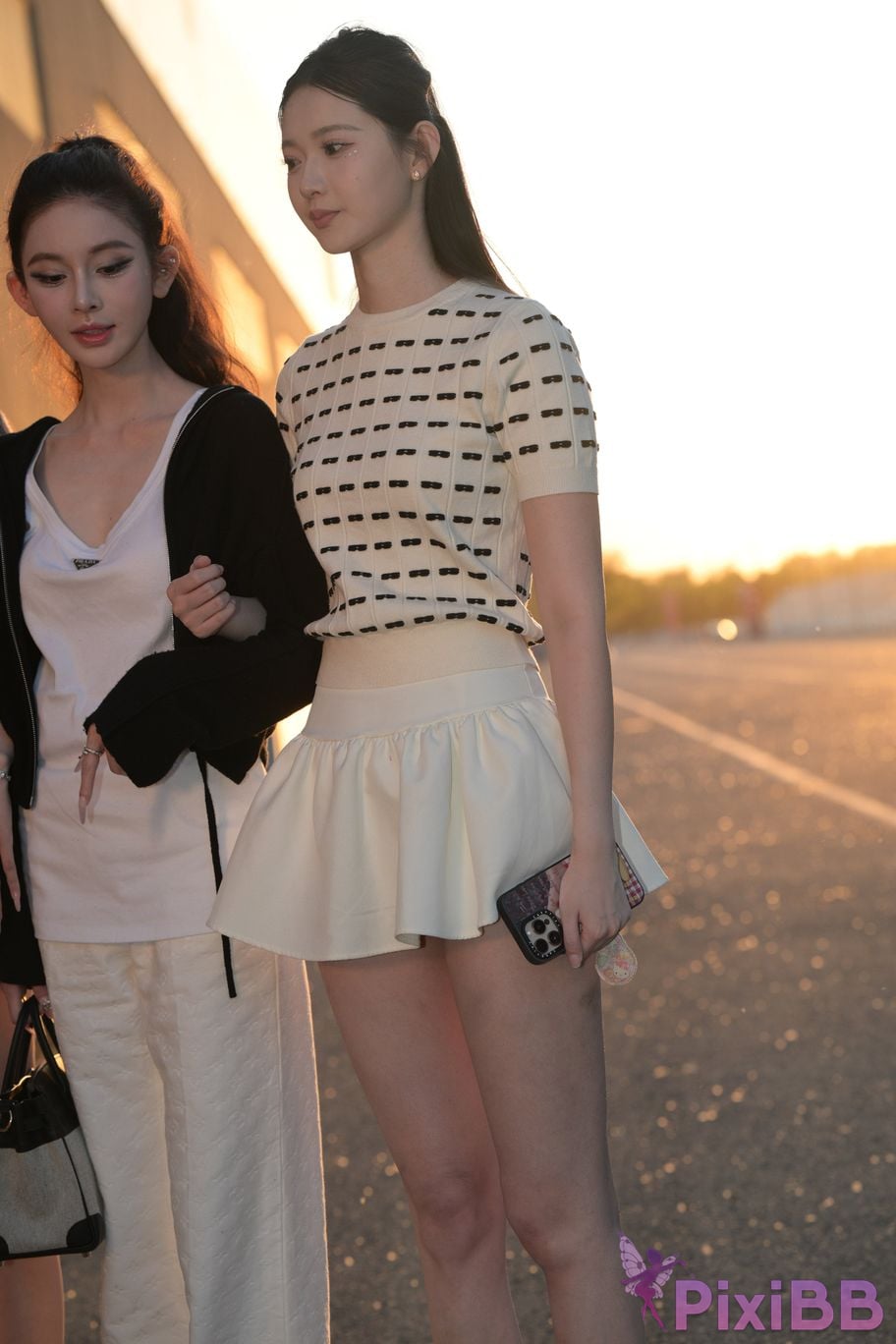 Featured Street Photography Works No.5810 Sweet Sisters Extra Long Legs PixiBB.COM 009
