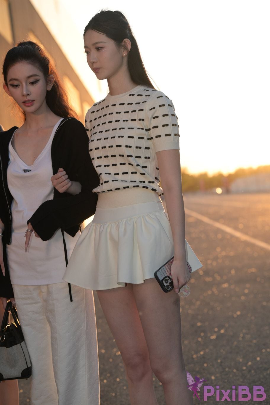 Featured Street Photography Works No.5810 Sweet Sisters Extra Long Legs PixiBB.COM 010