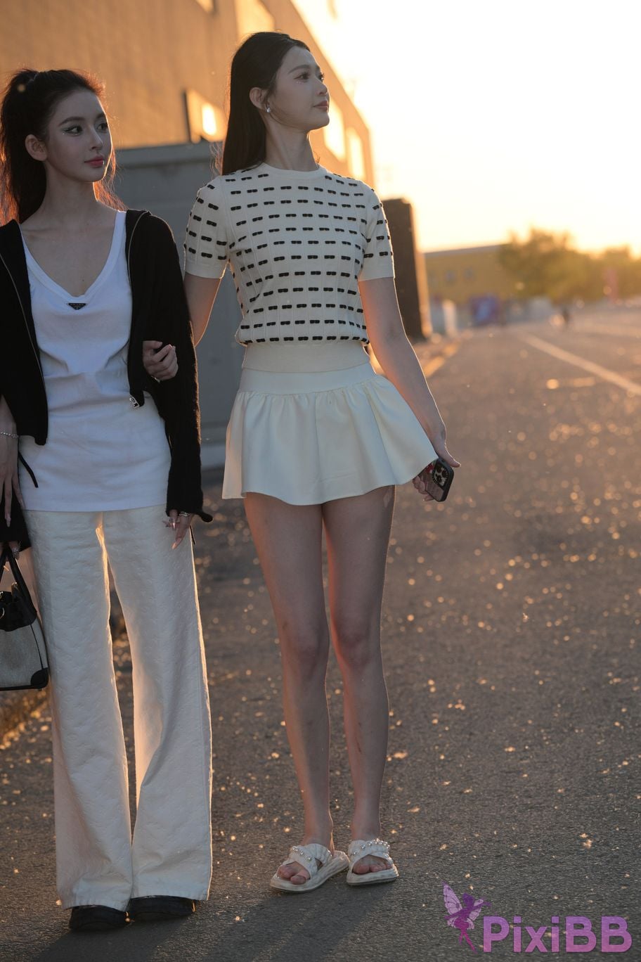 Featured Street Photography Works No.5810 Sweet Sisters Extra Long Legs PixiBB.COM 018