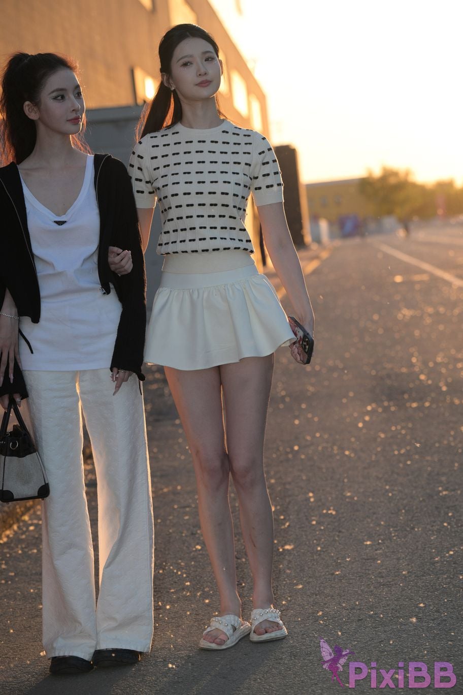 Featured Street Photography Works No.5810 Sweet Sisters Extra Long Legs PixiBB.COM 019