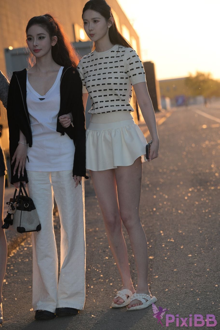 Featured Street Photography Works No.5810 Sweet Sisters Extra Long Legs PixiBB.COM 020