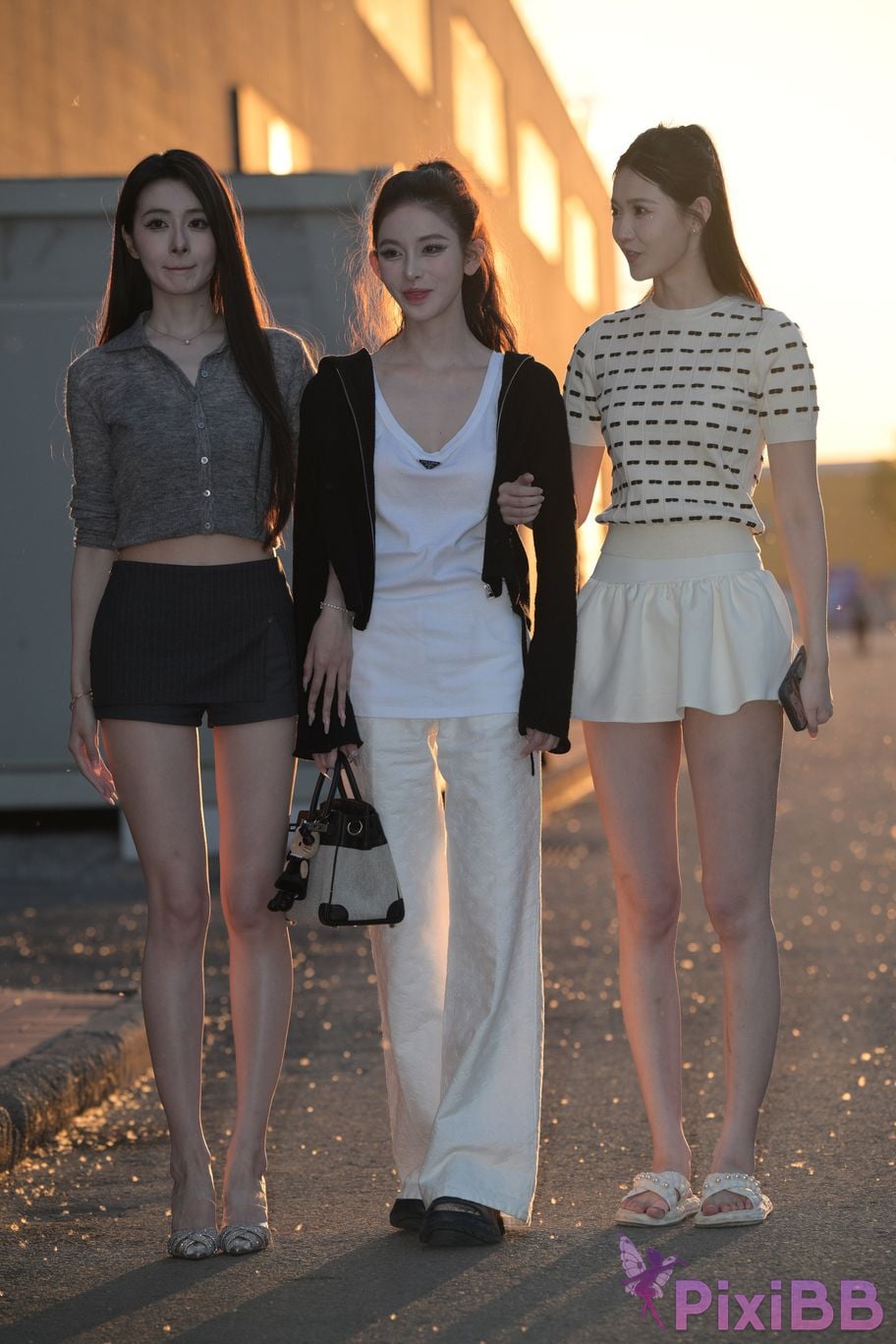 Featured Street Photography Works No.5810 Sweet Sisters Extra Long Legs PixiBB.COM 024