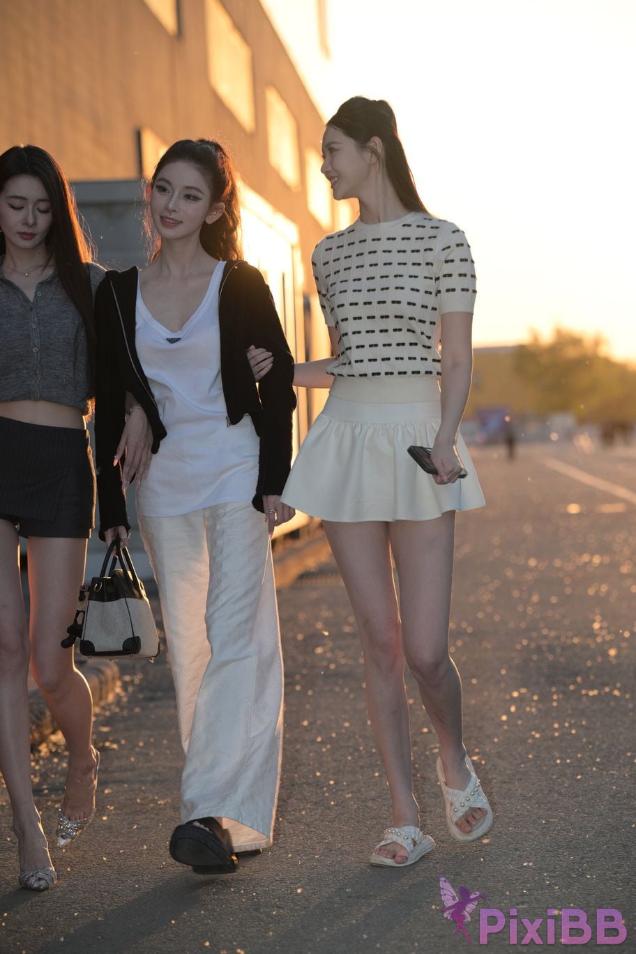 Featured Street Photography Works No.5810 Sweet Sisters Extra Long Legs PixiBB.COM 027