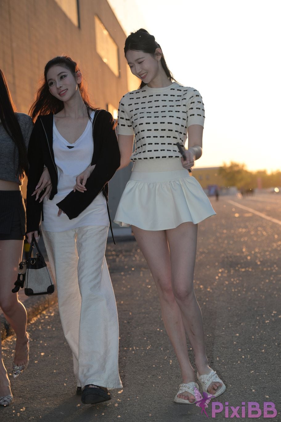 Featured Street Photography Works No.5810 Sweet Sisters Extra Long Legs PixiBB.COM 031