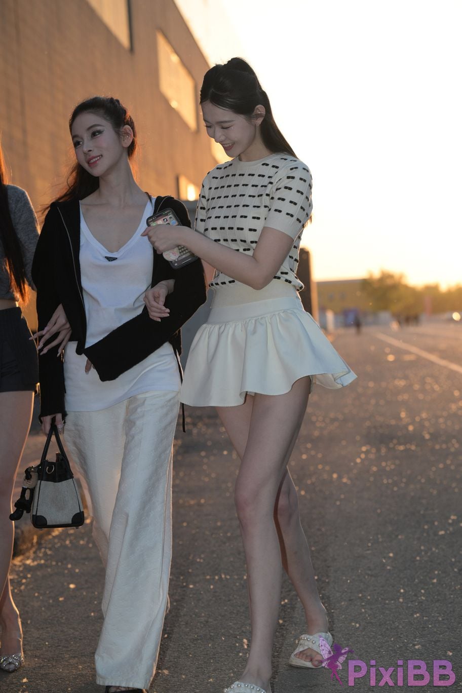 Featured Street Photography Works No.5810 Sweet Sisters Extra Long Legs PixiBB.COM 032