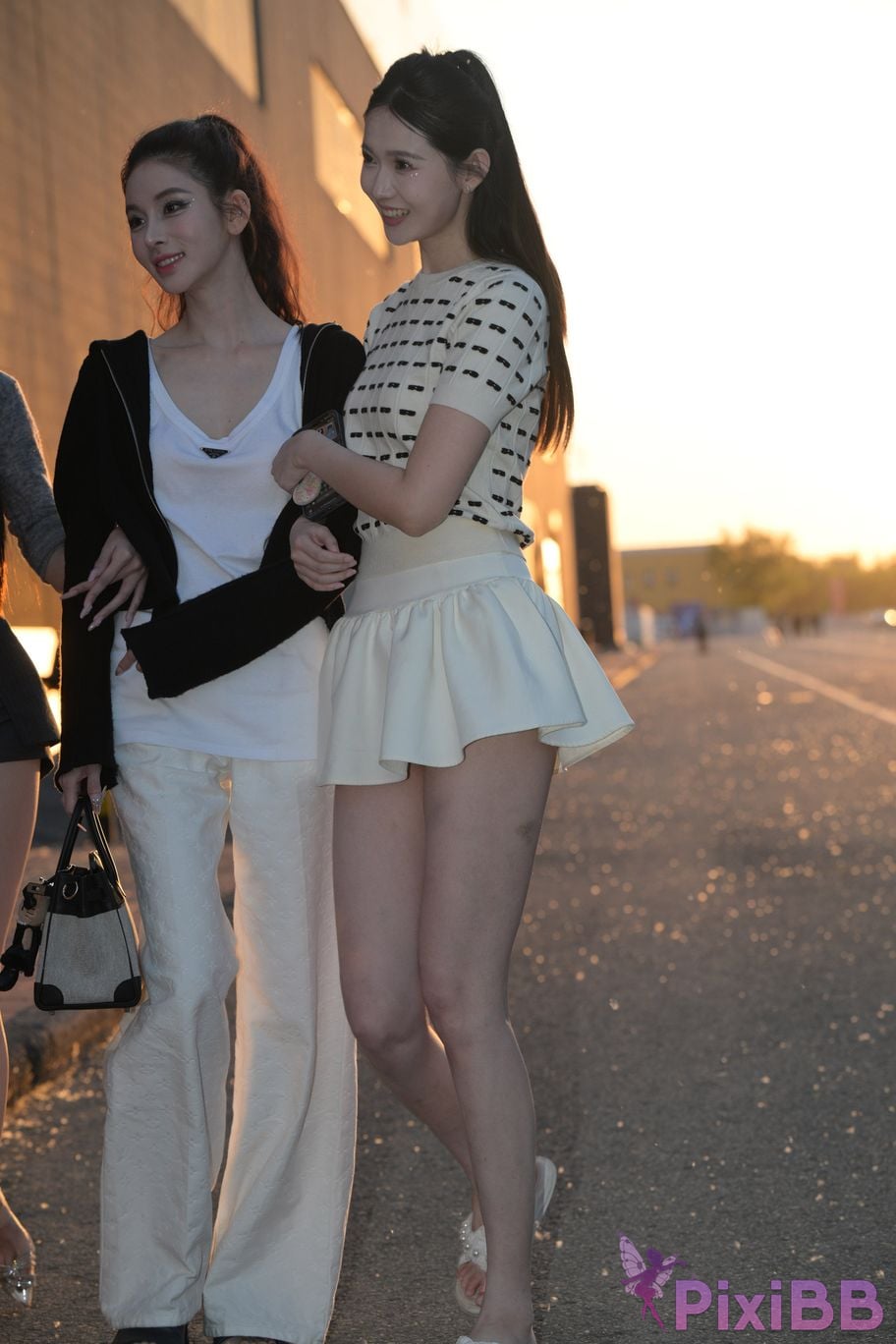 Featured Street Photography Works No.5810 Sweet Sisters Extra Long Legs PixiBB.COM 033
