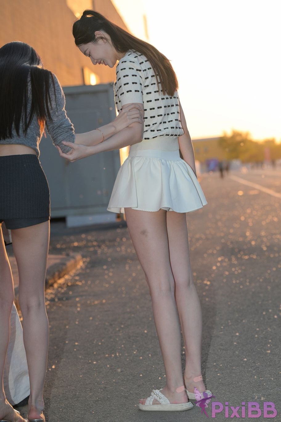 Featured Street Photography Works No.5810 Sweet Sisters Extra Long Legs PixiBB.COM 041
