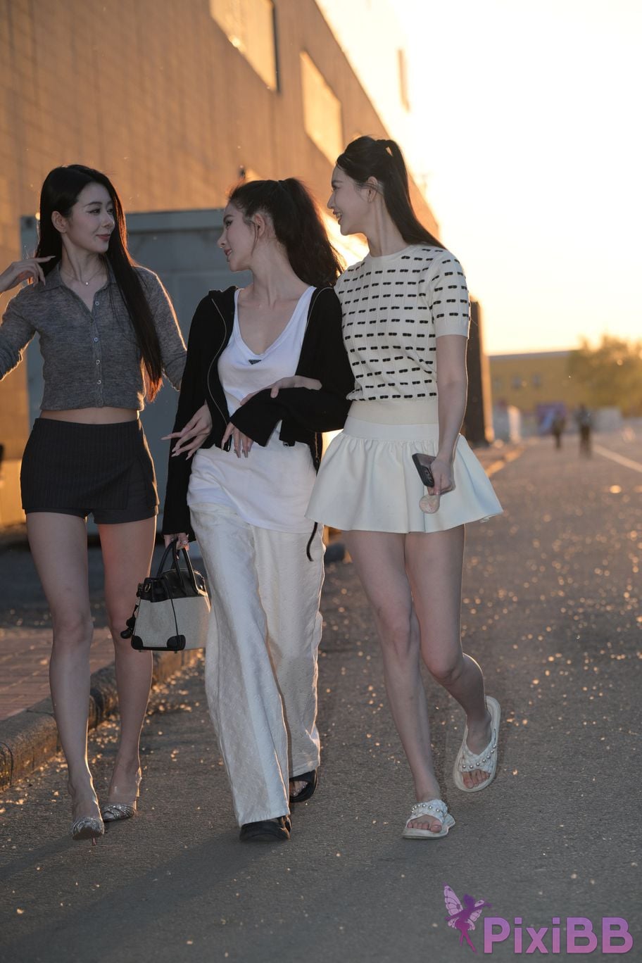 Featured Street Photography Works No.5810 Sweet Sisters Extra Long Legs PixiBB.COM 045