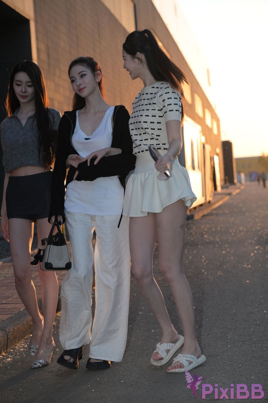 Featured Street Photography Works No.5810 Sweet Sisters Extra Long Legs PixiBB.COM 050